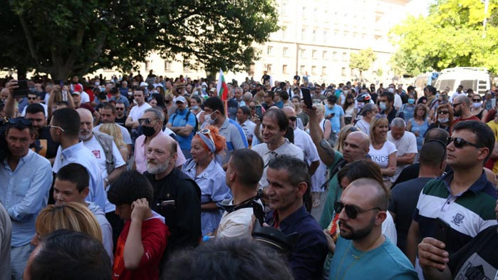 Хиляди на протест в центъра на София