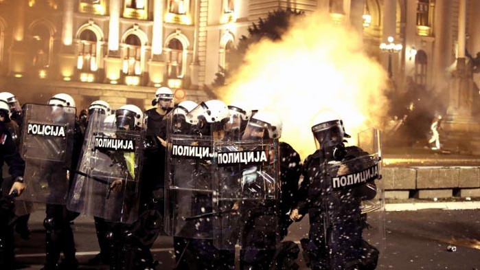 Сръбският премиер към протестиращите: Насилието няма да победи