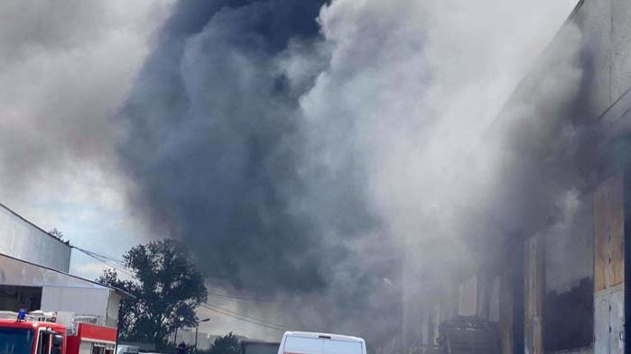 Пожар пламна в склад за строителни материали в Айтос