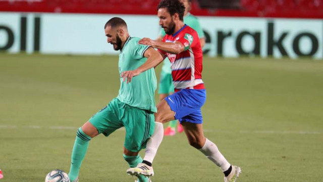 Реал докосва титлата след победа в Гранада