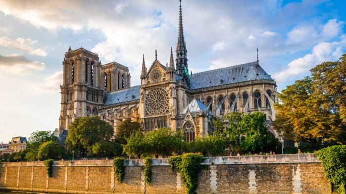Еманюел Макрон, Нотр-Дам и как ще изглежда реконструкцията на парижката катедрала