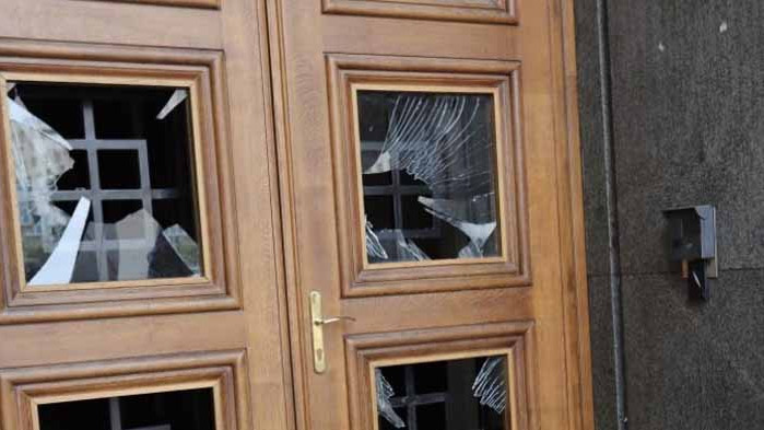 Щети по втората сграда на парламента, двама ранени полицаи и арестувани при протеста (СНИМКИ)