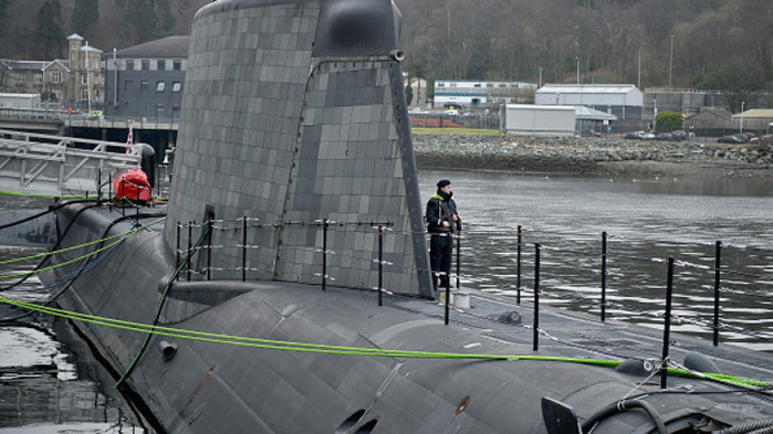 Британска ядрена подводница се размина на косъм от катастрофа с ферибот