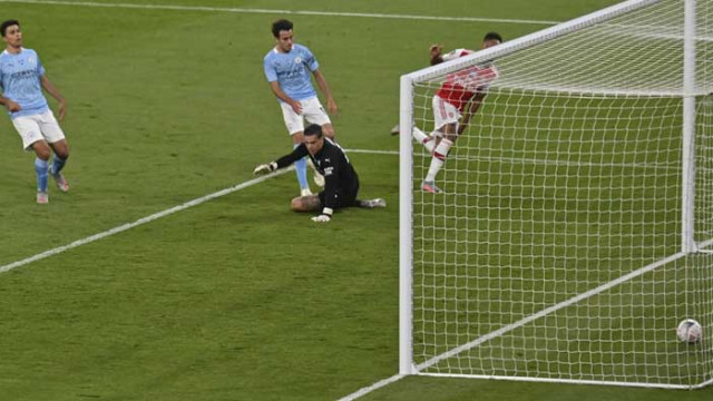 С голове на Обамеянг Арсенал влезе във финала на Купата на ФА