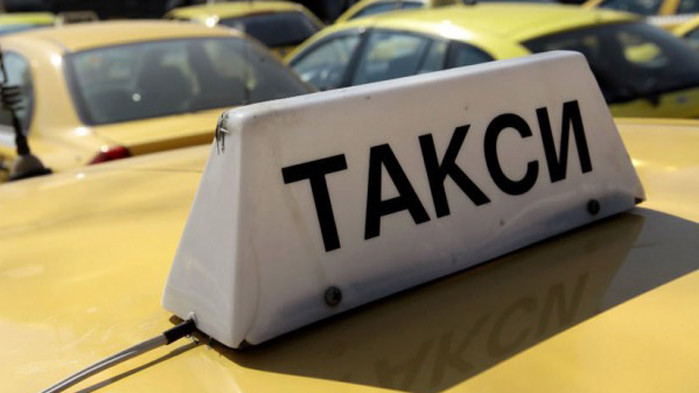 Таксиметрови шофьори се оплакват, че няма туристи