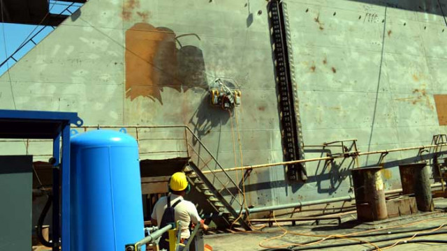 За първи път във Варна роботи заменят човешкия труд в кораборемонта