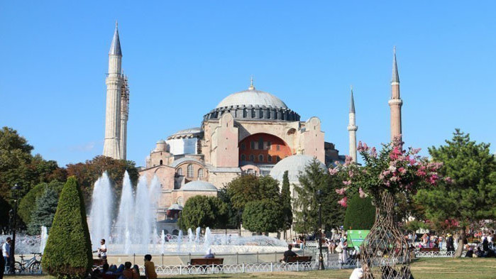 Ердоган пристигна в "Света София" за първата мюсюлманска молитва (На живо)