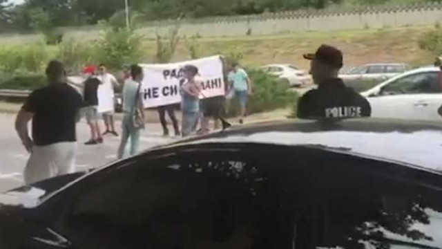 Протестиращи великотърновци искаха да посрещнат президента с „Радев, чао“, но не ги допуснаха