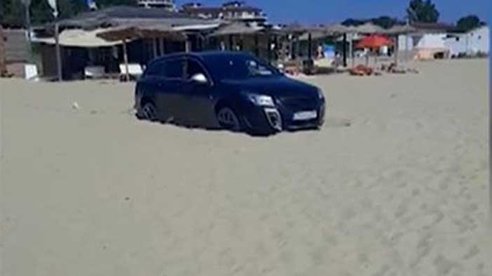 Странното обяснение на шофьор, защо е паркирал на плажа в Шкорпиловци (ВИДЕО)