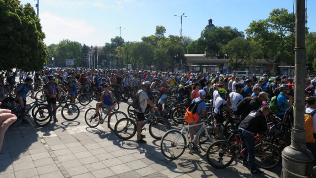 Близо 500 души се включиха във Велообиколката на Варненското езеро тази неделя!