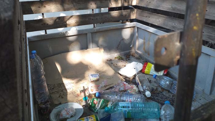 Неизползвано ремарке за кола се превърна в контейнер за отпадъци на Кооперативния пазар във Варна