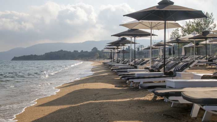 Къде са най-евтините и най-скъпите чадъри и шезлонги на морето през 2020-а?
