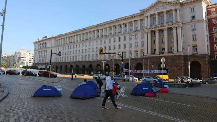 Еднаквите палатки на протестиращите озадачиха минувачи (СНИМКИ)