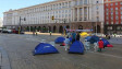 Еднаквите палатки на протестиращите озадачиха минувачи (СНИМКИ)