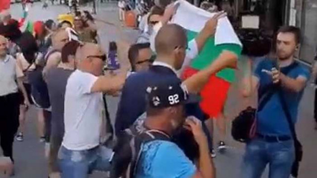 Просташко освиркване и бутане на журналист на Нова тв, отразяващ протестите във Варна (ВИДЕО)