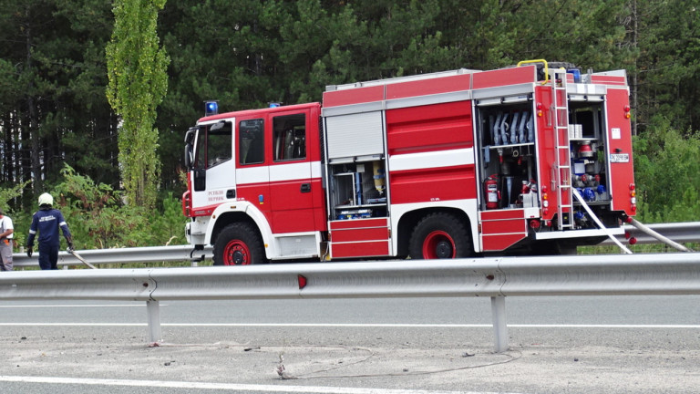 Пожар гори в автоморга на околовръстното в Пловдив