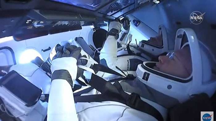 Астронавтите на НАСА успешно се приводниха с капсулата "Спейс Екс"