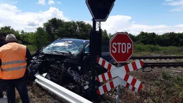 Влак удари автомобил, двама души пострадаха тежко
