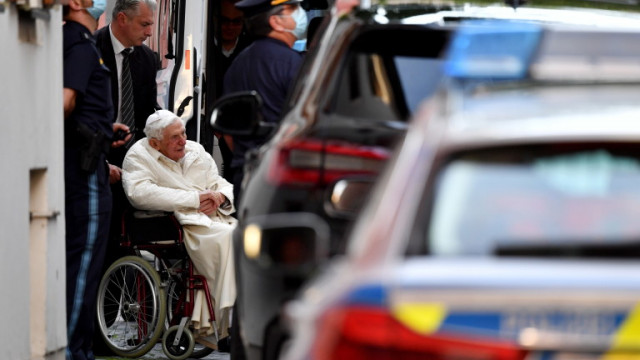 Оттеглилият се папа Бенедикт XVI е сериозно болен след посещение в Германия