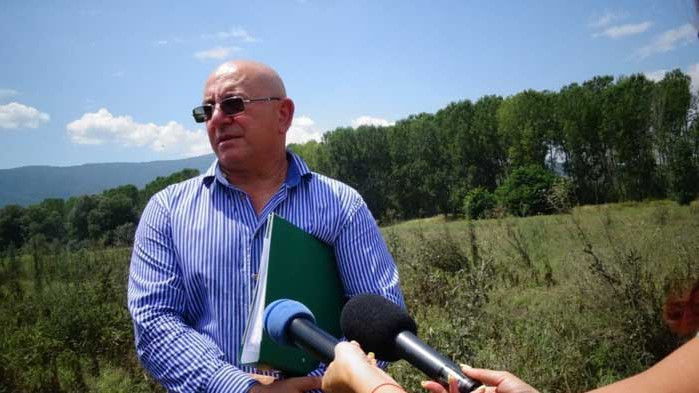 Емил Димитров и зам.-главен прокурор на проверка край Червен бряг за загробени пестициди
