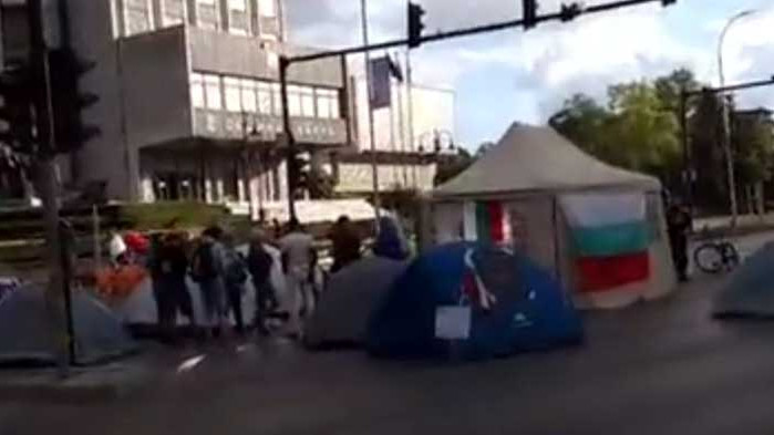 8 палатки, 15 протестъра и псувни за несъгласните с тях