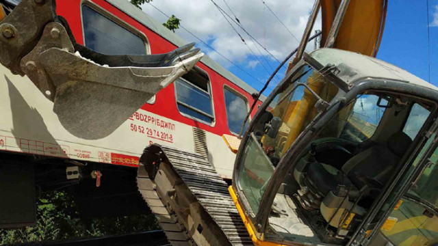 Багер предизвика инцидент с бърз влак от Варна за София