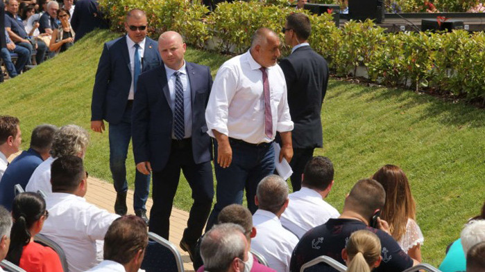 Борисов предлага на коалицията да се оттегли като премиер, но не и оставка на правителството