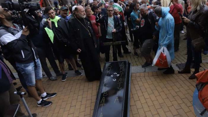 Грозно: Протестърите донесоха и ковчег пред Министерски съвет (СНИМКИ)