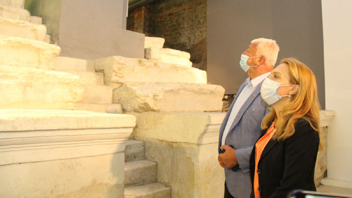 Вицепремиерът Марияна Николова посети централната трибуна на Римския стадион в Пловдив