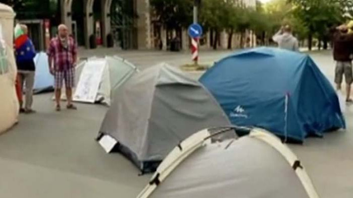 Варненци гневни на палаткаджиите, които блокират града