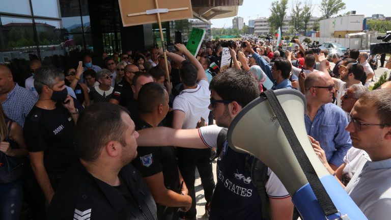 Задържан е мъж, ударил журналистката на конференцията на ГЕРБ