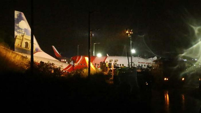 Най-малко 15 души са загинали в самолетната катастрофа в Индия (Снимки)