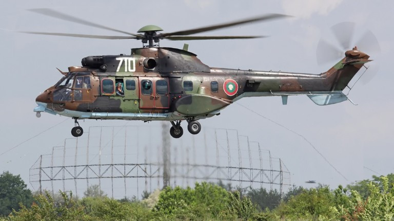 Вертолет "Кугър" от авиобаза Крумово гаси пожар край Ямбол