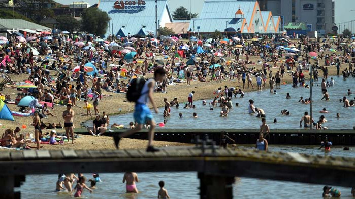 Без страх от COVID-19, хиляди британци напълниха плажовете