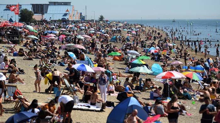 Без страх от COVID-19, хиляди британци напълниха плажовете