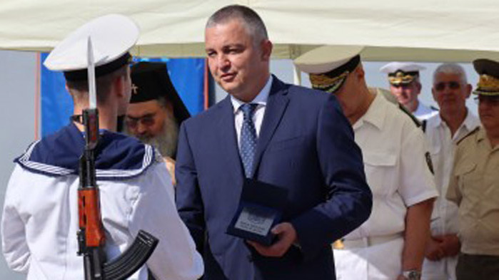 Кметът Иван Портних награди първенеца на военния випуск  на ВВМУ „Н. Вапцаров“