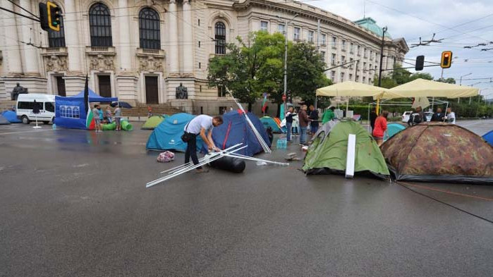 В знак на добра воля: Протестиращите пред СУ местят лагера си