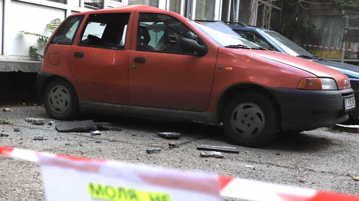 Плоча падна и смачка автомобил пред НАП в София