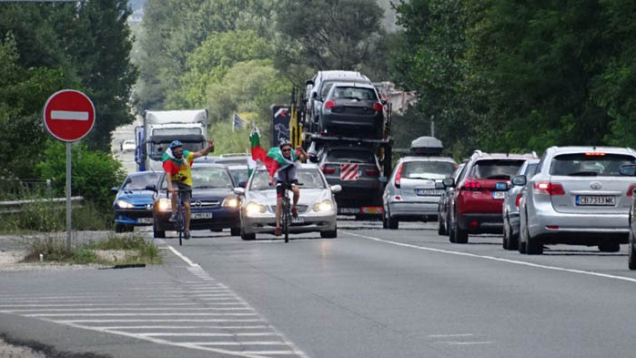 Протестно автошествие предизвика километрично задръстване по АМ „Тракия“
