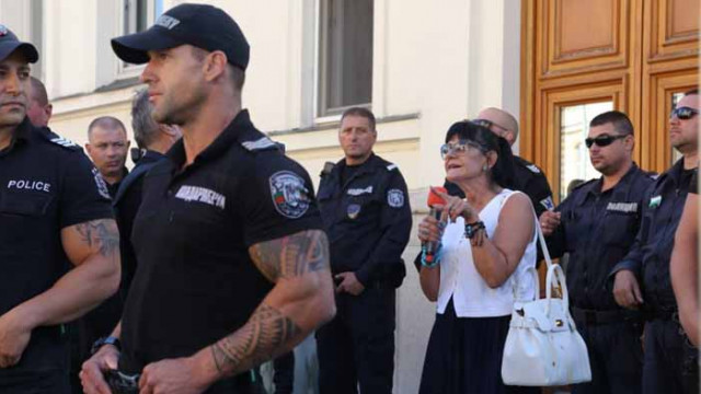 Протестиращи нападнаха журналистка пред парламента