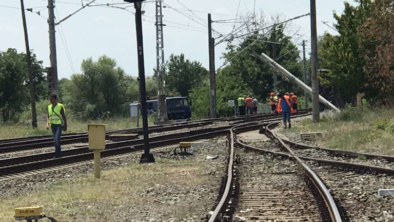 Две жени пострадаха при сблъсък на кола с влак край село Гривица