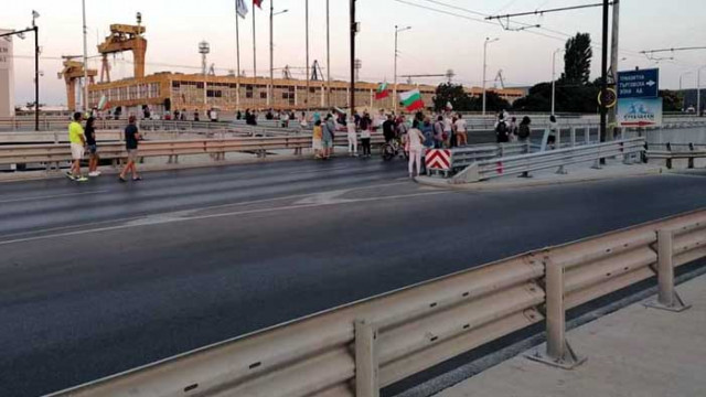 Шепа протестиращи лазят по нервите на изморени варненци