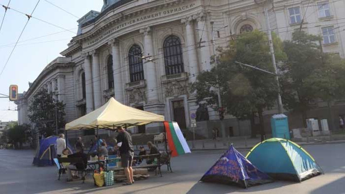 Криза за хора на барикадата пред СУ, лагерите на протеста съвсем се изпокараха