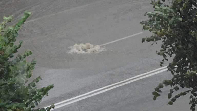Пороен дъжд образува водовъртеж в Благоевград