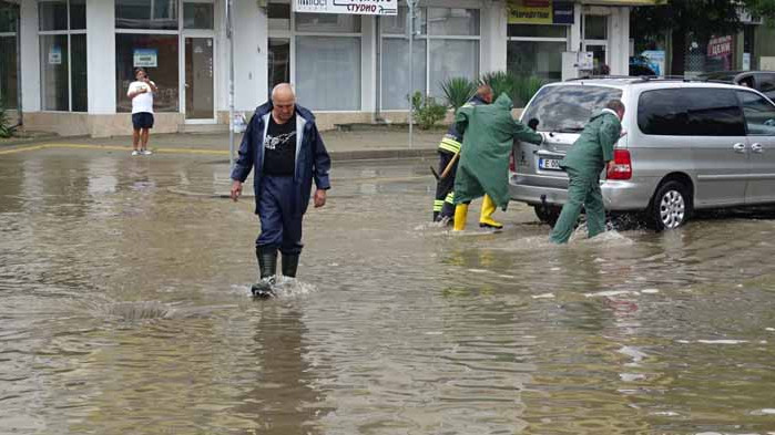 Дъжд в София, потоп в Благоевград и градушка в Перник