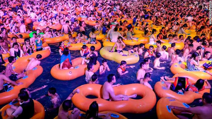 Хиляди купонясваха в аквапарк в Ухан - градът, откъдето тръгна коронавируса (ВИДЕО)